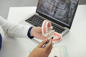 Obraz na płótnie Canvas Dentist Dental check-up Dental treatment Oral treatment Dental treatment Fetal treatment Sweat treatment Bad breath treatment