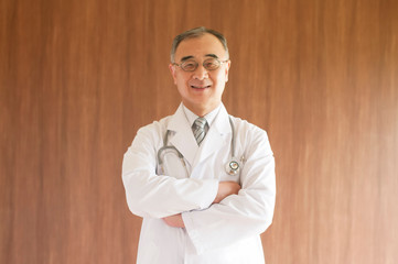 腕組みをする医者