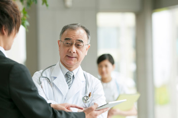 MRと話をする医者