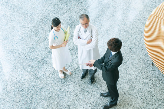 MRと話をする医者と看護師