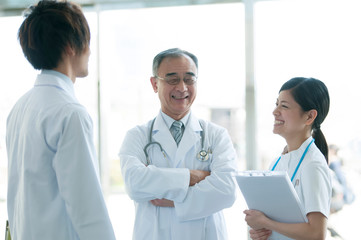 打合せをする医者と看護師