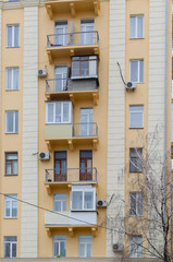 Obraz premium The old Soviet multystoried building with balconies, Krasnooktyabrsky district, Volgograd