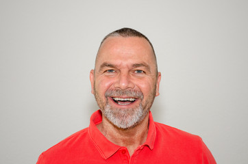 Obraz premium Attractive friendly man laughing at the camera