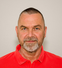 Obraz premium Friendly bearded man with a quiet smile