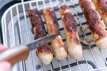 Der Sommer und die Zeit zum Grillen von Würstchen