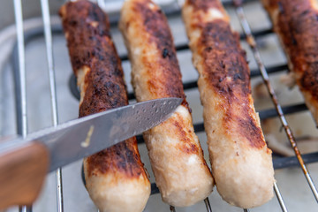 Leckere Grillwurst liegt auf dem Grill 