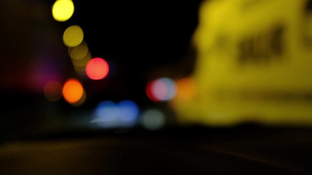 lumi&egrave;re voiture phare scintillement couleur lumineux urgence ambulance flou secours route nuit halo danger s&eacute;curit&eacute; conduire rond cercle guirlande