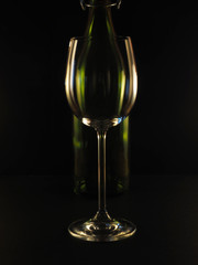 Weinglas und grüne Flasche