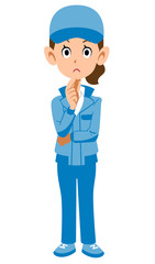 思案するベージュの作業着の女性