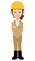 腕組みして考える建築現場作業員の女性　ベージュ色の作業着