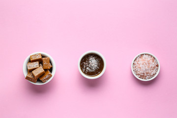 Obraz na płótnie Canvas Tasty candies with caramel and salt on color background