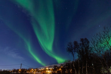 Atemberaubende Aurora über der Stadt