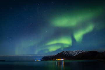 Atemberaubende Aurora über dem Meer
