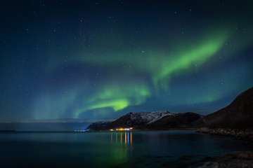Fototapeta na wymiar Atemberaubende Aurora über dem Meer