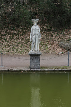 Hadrian Villa pool Statue