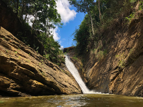Geheimer Wasserfall in Guarapari