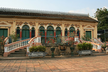 Obraz na płótnie Canvas colonial house in south vietnam 