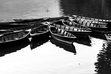 Łodzie na jeziorze Phewa, Pokhara, Nepal. Obraz czarno-biały - 260468938