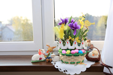 Koszyczek Wielkanocny na oknie. - obrazy, fototapety, plakaty