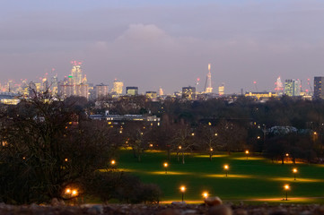 Fototapeta na wymiar Sunset at Primrose hill park, a nice green space closed to Camden town where you can admire the skyline of London