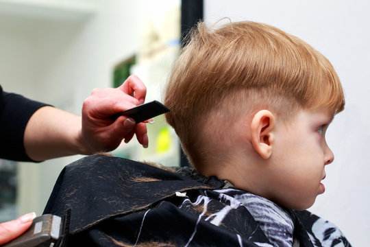 Baby Hair Cut Bilder – Durchsuchen 58,185 Archivfotos, Vektorgrafiken und  Videos | Adobe Stock