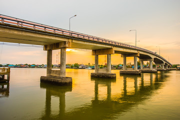 I stood under the bridge.6