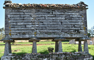 Grenier à grain, à céréales sur pilotis en Galice, Espagne