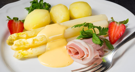 asparagus with light ham and bechamel sauce