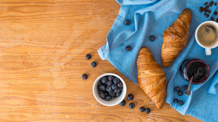 Francuskie śniadanie croissant z dżemem i kawą - obrazy, fototapety, plakaty