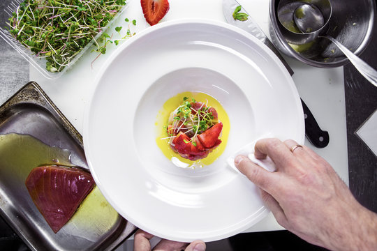Tuna with strawberries and microgrin