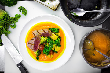 Tuna steak with vegetables
