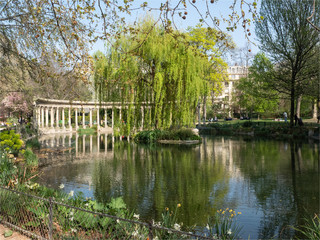 Fototapeta na wymiar colonnades au parc Monceau à Paris