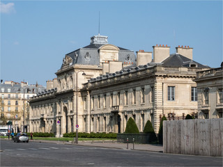 Fototapeta premium un bâtiment de l'École Militaire à Paris