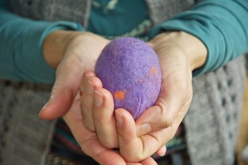Ostern mit Filzblüte oder Eierbecher.