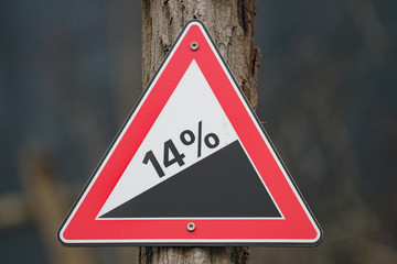 Hinweis-Schild Steigung