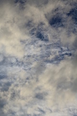 formação de nuvens no céu azul