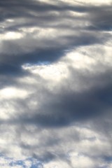 Nuvem escura depois da chuva no pôr-do-sol