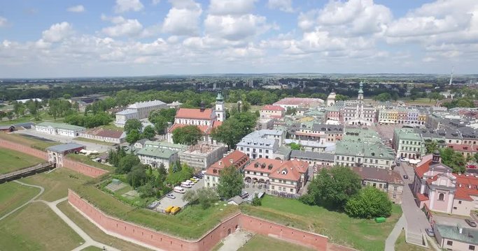 Zamość stare miasto z lotu ptaka. Krajobraz miasta z powietrza z widocznym rynkiem i ratuszem.