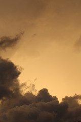 Pôr-do-sol em tons de cor amarelo na cidade de Florianópolis, Brasil