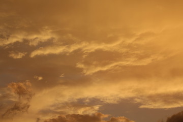 Obraz premium Pôr-do-sol em tons de cor amarelo na cidade de Florianópolis, Brasil