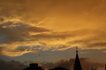Pôr-do-sol em tons de cor amarelo na cidade de Florianópolis, Brasil