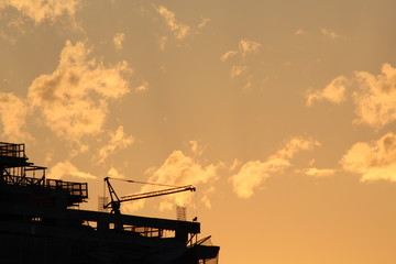 silhueta de construção de construção de edifício no pôr-do-sol com o céu laranja