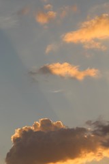 Fototapeta na wymiar Nuvens coloridas pelo pôr-do-sol 