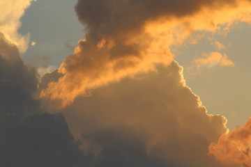Nuvens coloridas pelo pôr-do-sol 