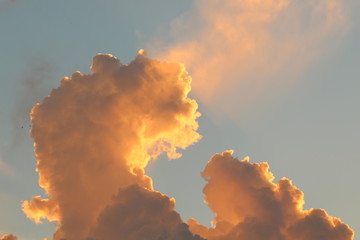 Nuvens coloridas pelo pôr-do-sol 