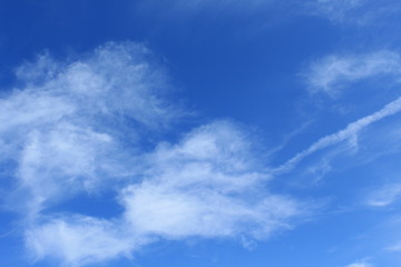 formação de nuvens no céu azul