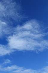 formação de nuvens no céu azul