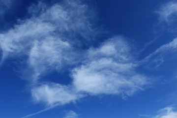 Naklejka na ściany i meble formação de nuvens no céu azul