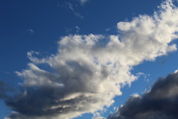 formação de nuvens no céu azul