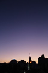 Fototapeta na wymiar Céu purpuro e silhueta da cidade em contra luz